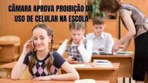 aluna usando celular na escola